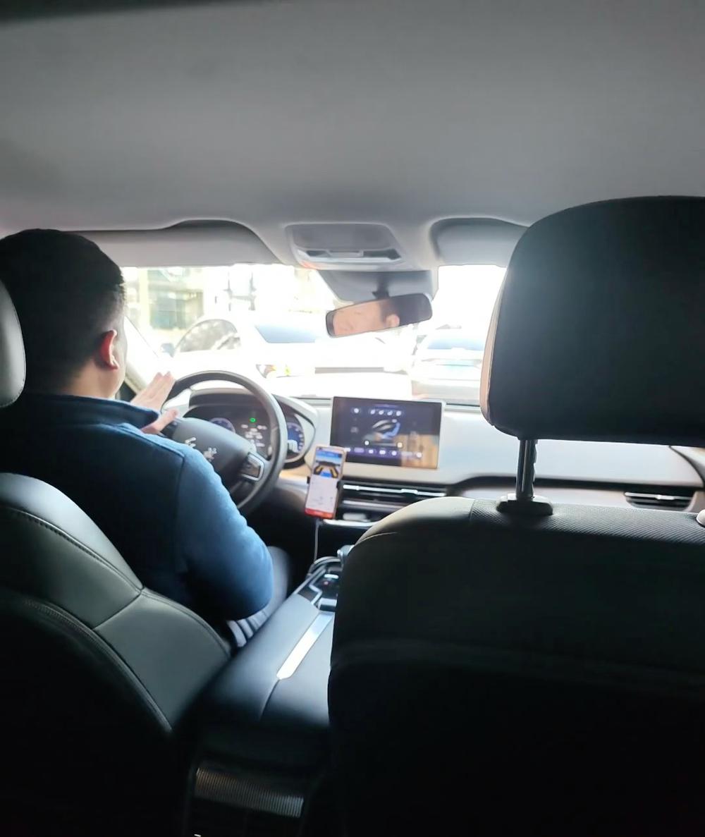 现在大街上的网约车多到离谱，不是大家想遭罪，实在是没别的选择。上有老下有小，工厂