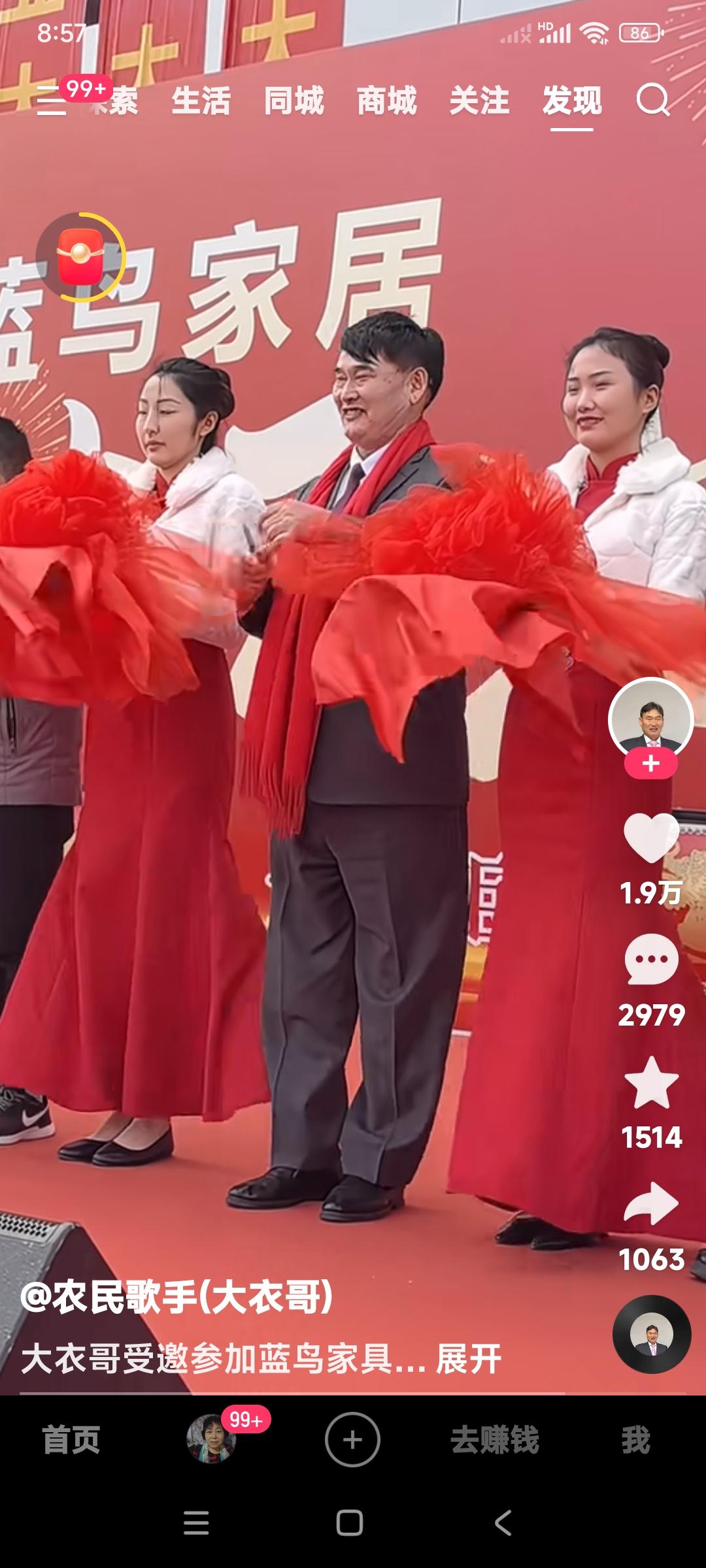 说大衣哥朱之文是名人，这话一点儿不过分。只要朱之文一露面儿就有人围拢。很