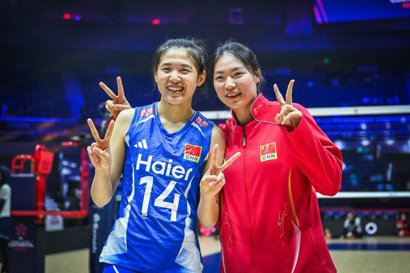 中国女排两连胜，张籽萱解盛钰合影庆胜利