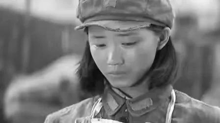 1987年，70岁蒋红英与小超市店主唠嗑，得知店主爷爷当红军经历时，心里咯噔一下