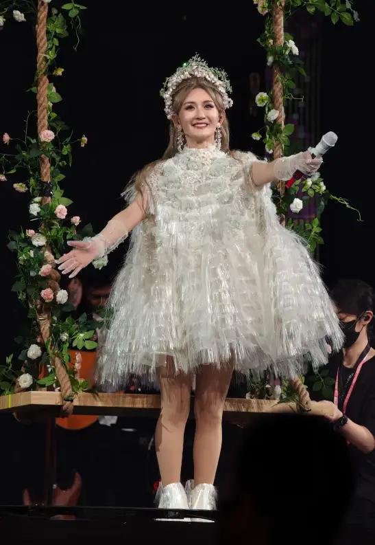 反转来得是真快。早上刷到的还全是调侃谢娜开巡演的，说这说那的，结果下午两点