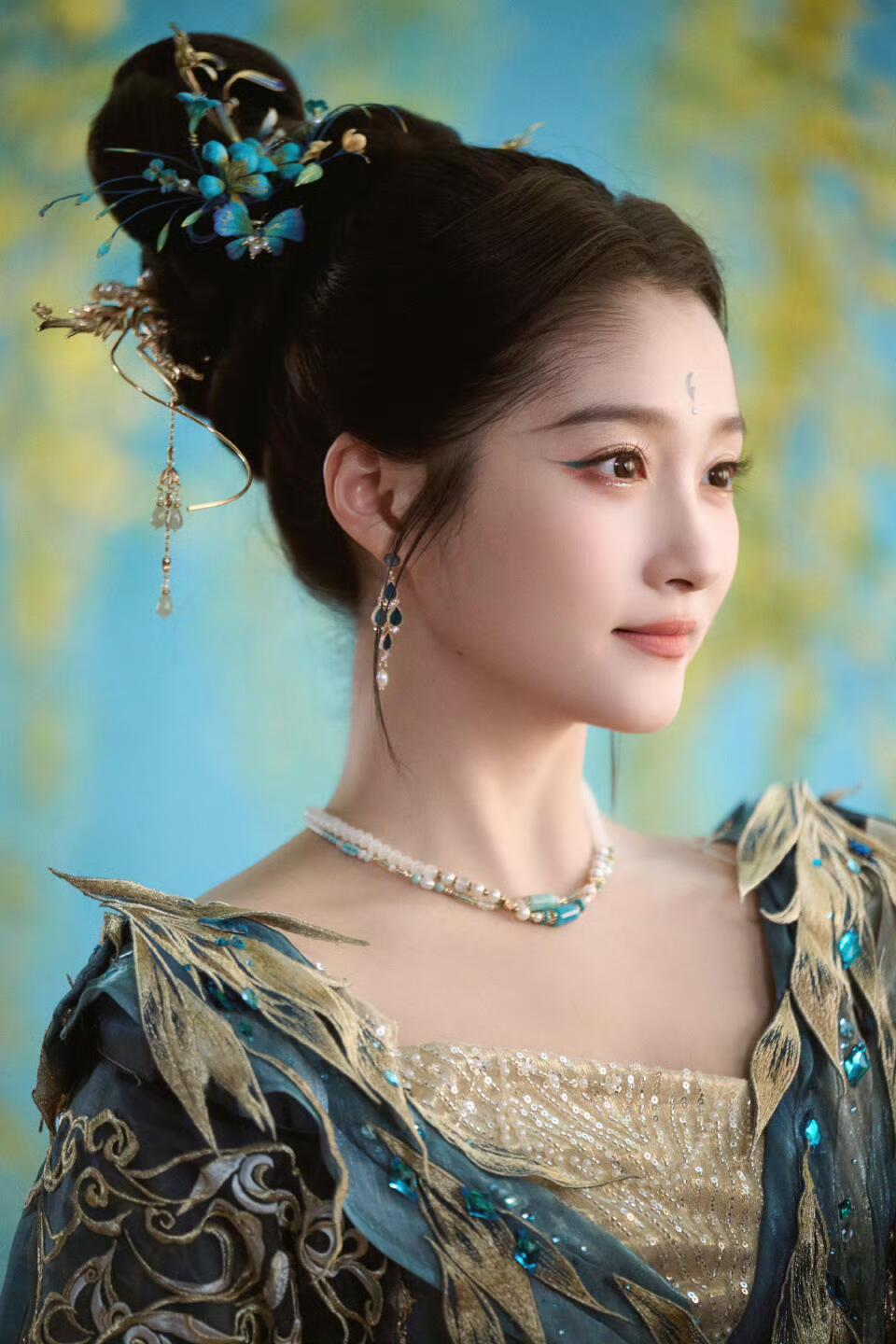 卧槽卧槽此女美的有点无法无天了.....关晓彤春晚造型又美出新高度了好惊艳！！！