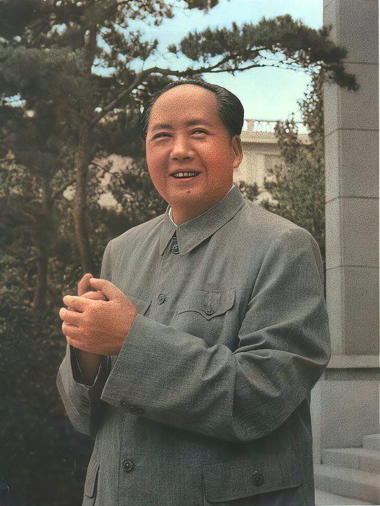 咱们中国，最不能替代的人是谁？要我说，就是毛主席。这话不是我一个人讲的。