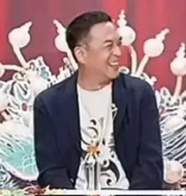 张嘉译坐在董宇辉直播间，那个表情太不对劲了，不是那种一本正经、严肃客气，而是鼻子