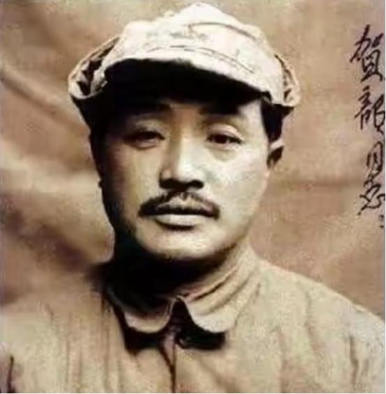 长征路上，国民党的飞机几乎每次都能准确无误地轰炸到红军，贺龙眼珠一转，就想到一条