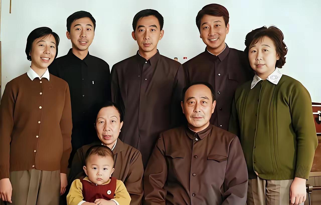 这张全家福，如果你认识，估计你已经80岁以上了，不信你试试看吧！