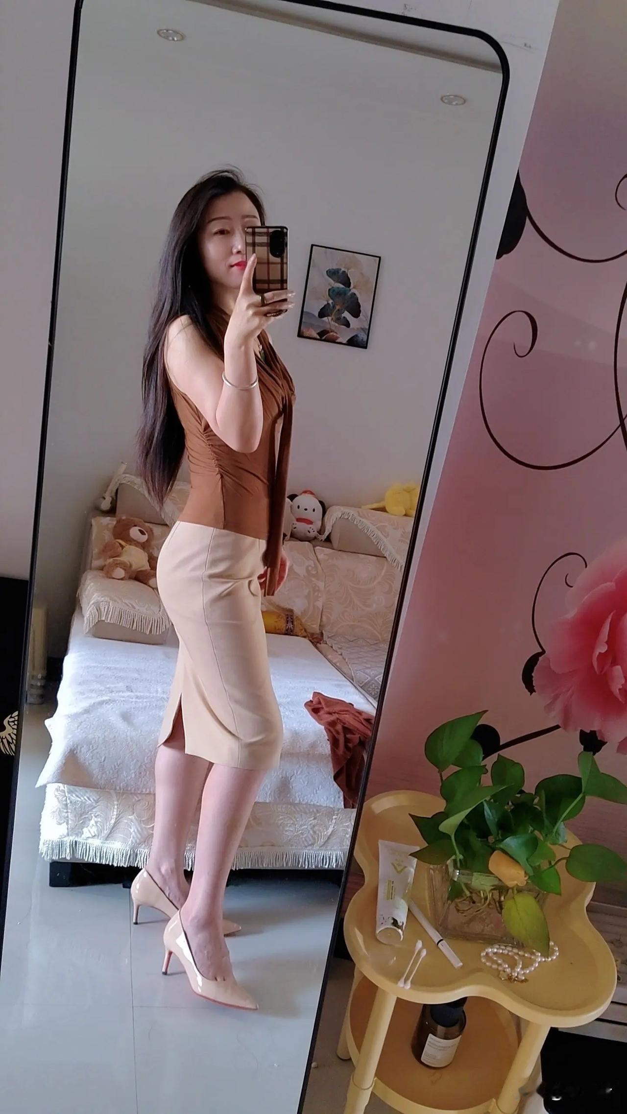 优雅穿搭指南：米色连衣裙+高跟鞋，尽显女性魅力！