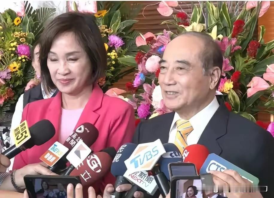 郑丽文一顶“最高顾问”的帽子，直接让王金平心服口服，柯志恩也紧随其后发文赞叹。