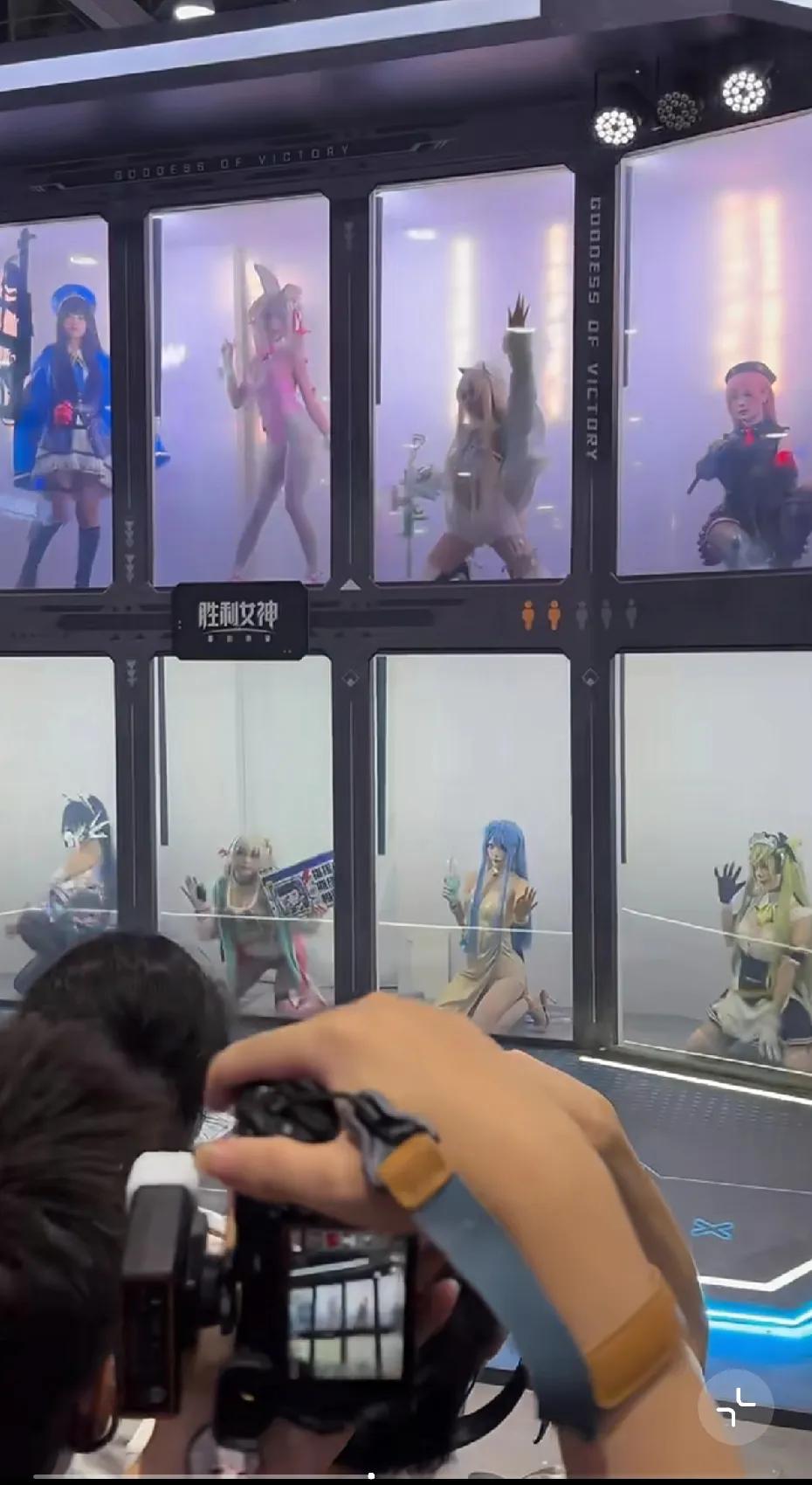 新花样:胜利女神十连抽！cos圈好乱，现在有那种app全是cospaly的暴露自