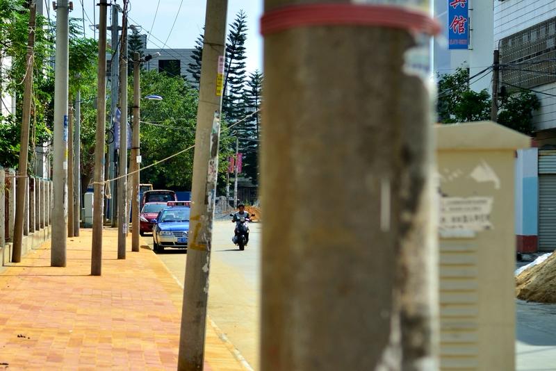 广东汕头潮南区出大事了，一个17岁少年骑电动车时，直接撞上马路中间的电线杆，结果