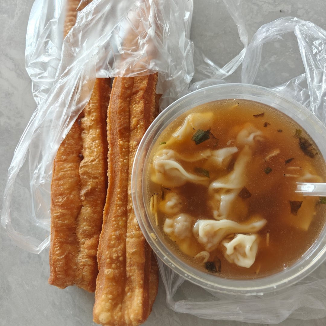 吃早餐啦下班茴来走早餐店买了个小馄饨还买了两根油炸👻（油条）