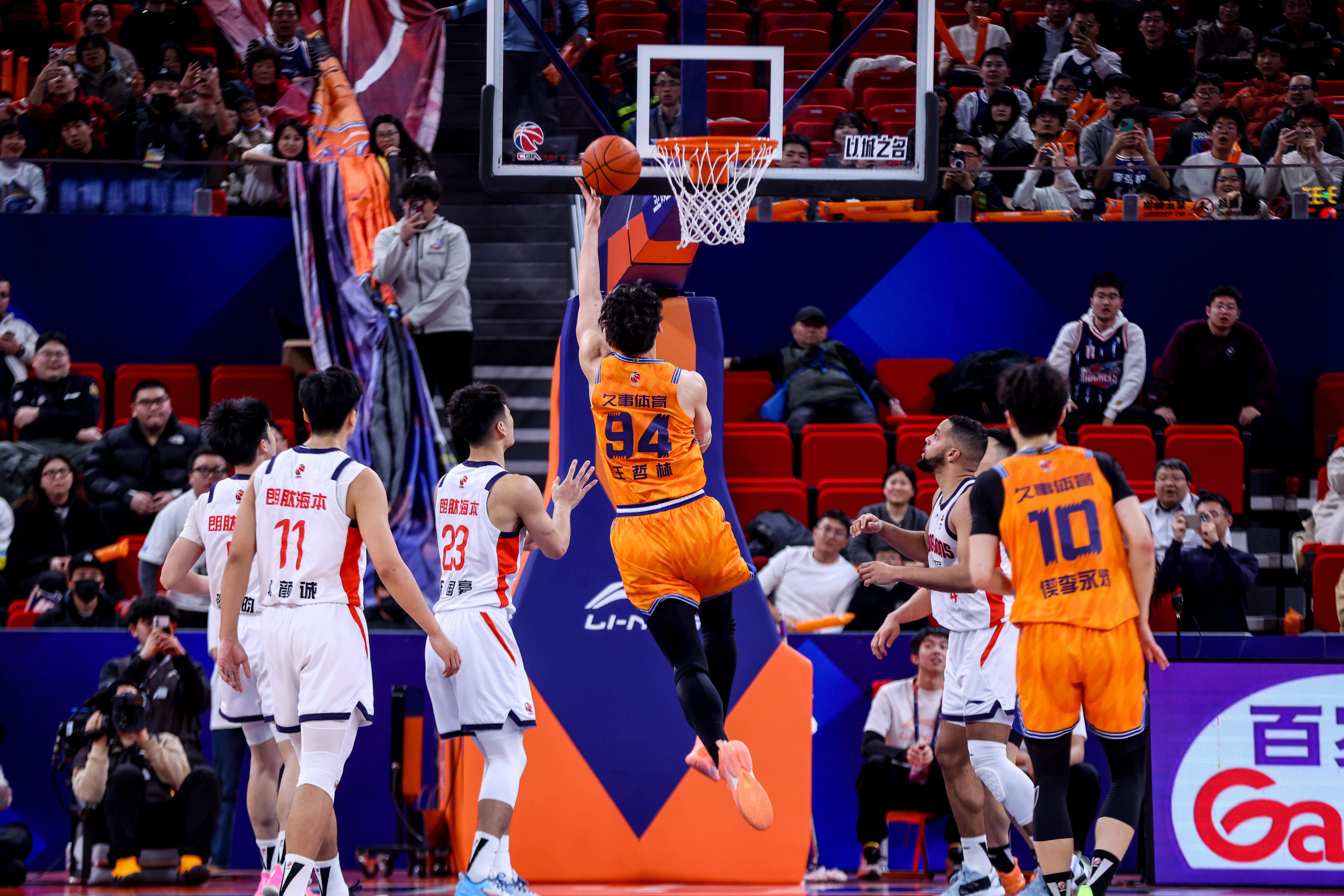 CBA联赛历史上一共有六位“万分先生”，其中三位和上海男篮有关，不得不说挺有缘分