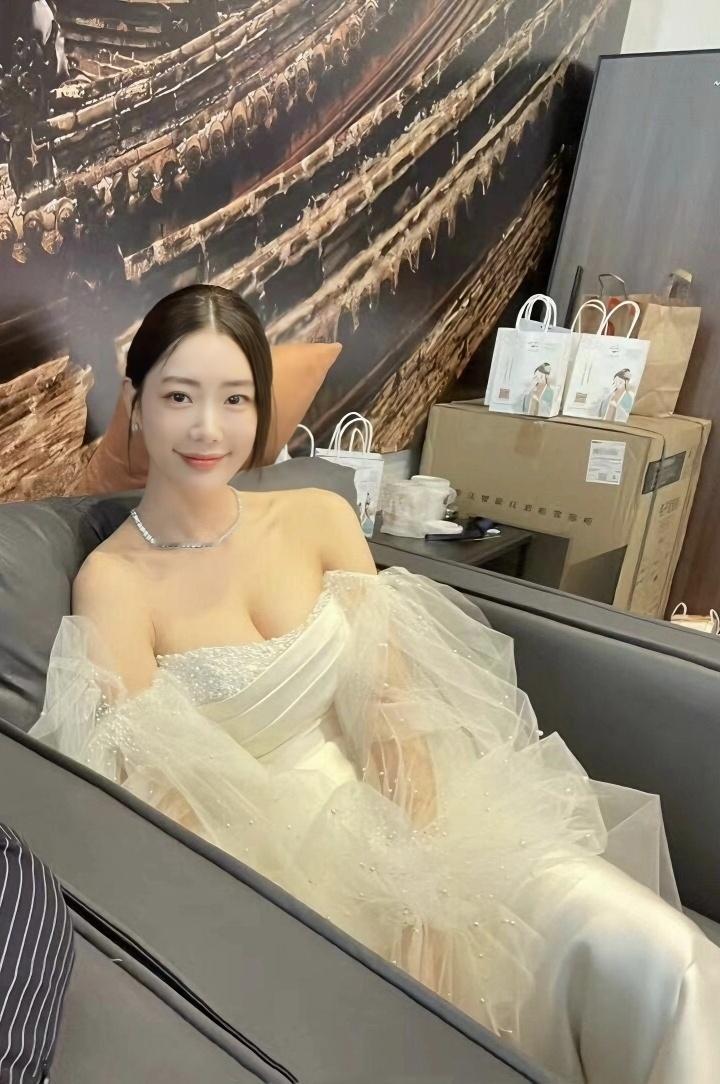 克拉拉穿搭写真，白裙妆造好美，曾出演《情圣》中的优优一角色。克拉拉