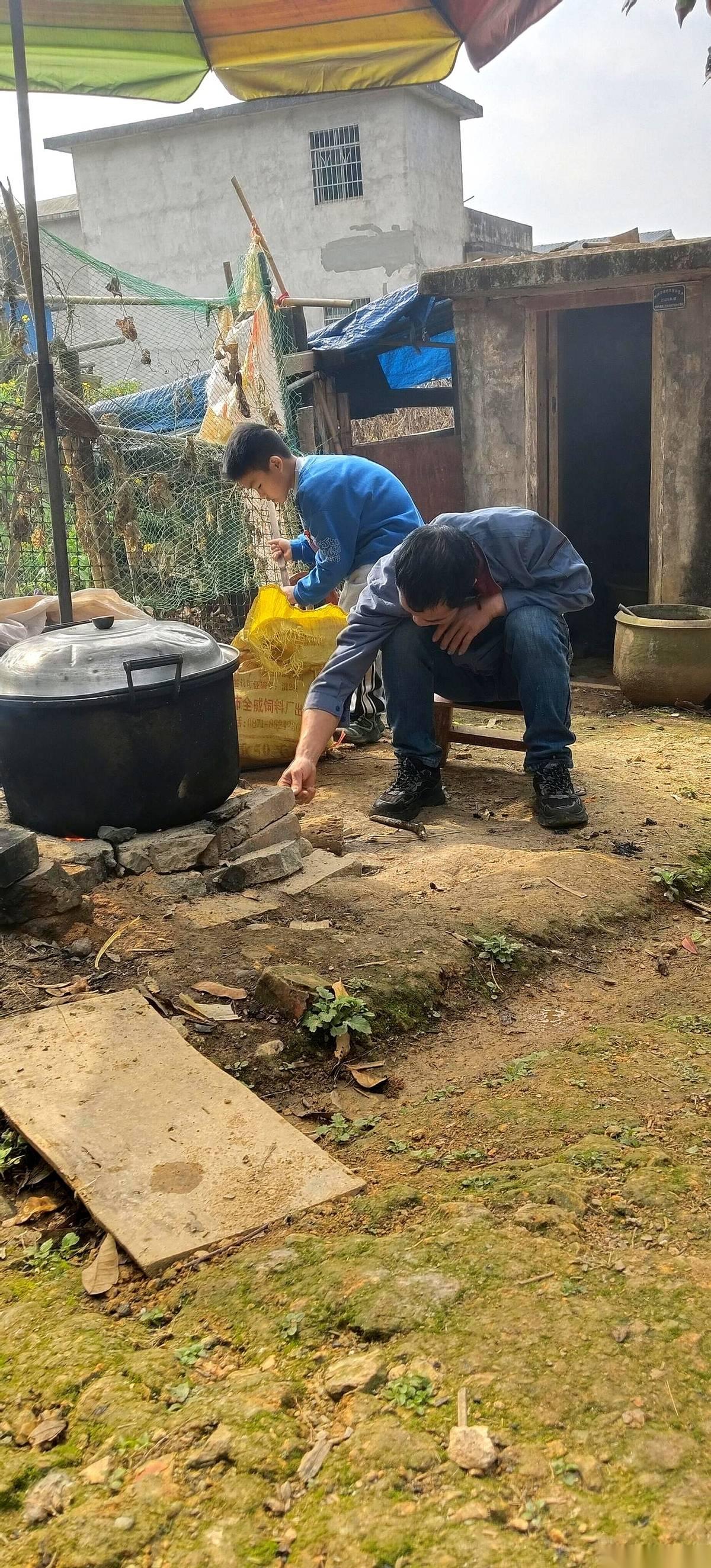 那只鸡，毛色油亮得像缎子一样，是真漂亮。老爷子亲手从蛋孵出来的，养了一整年，宝