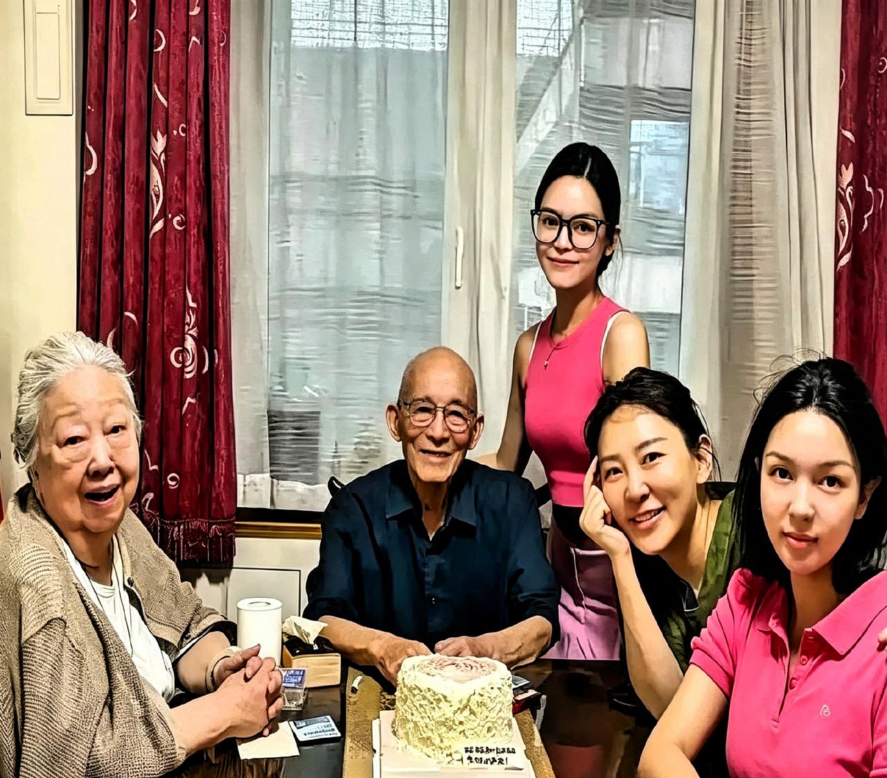 翻到游本昌老爷子生前这张全家福，心里挺不是滋味。老伴、闺女、孙女都在，桌上还摆着