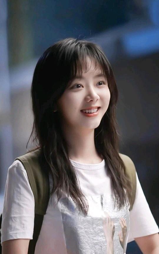 估计好多人都不知道谭松韵会唱歌。所以看见她开小型粉丝演唱会还觉得不可思议。