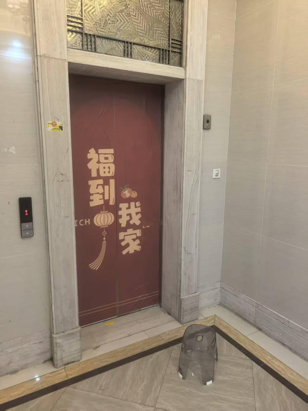 今天是金碧物业走后的第45天。今天我们的带头大哥组织了两次投票征集意见。一件