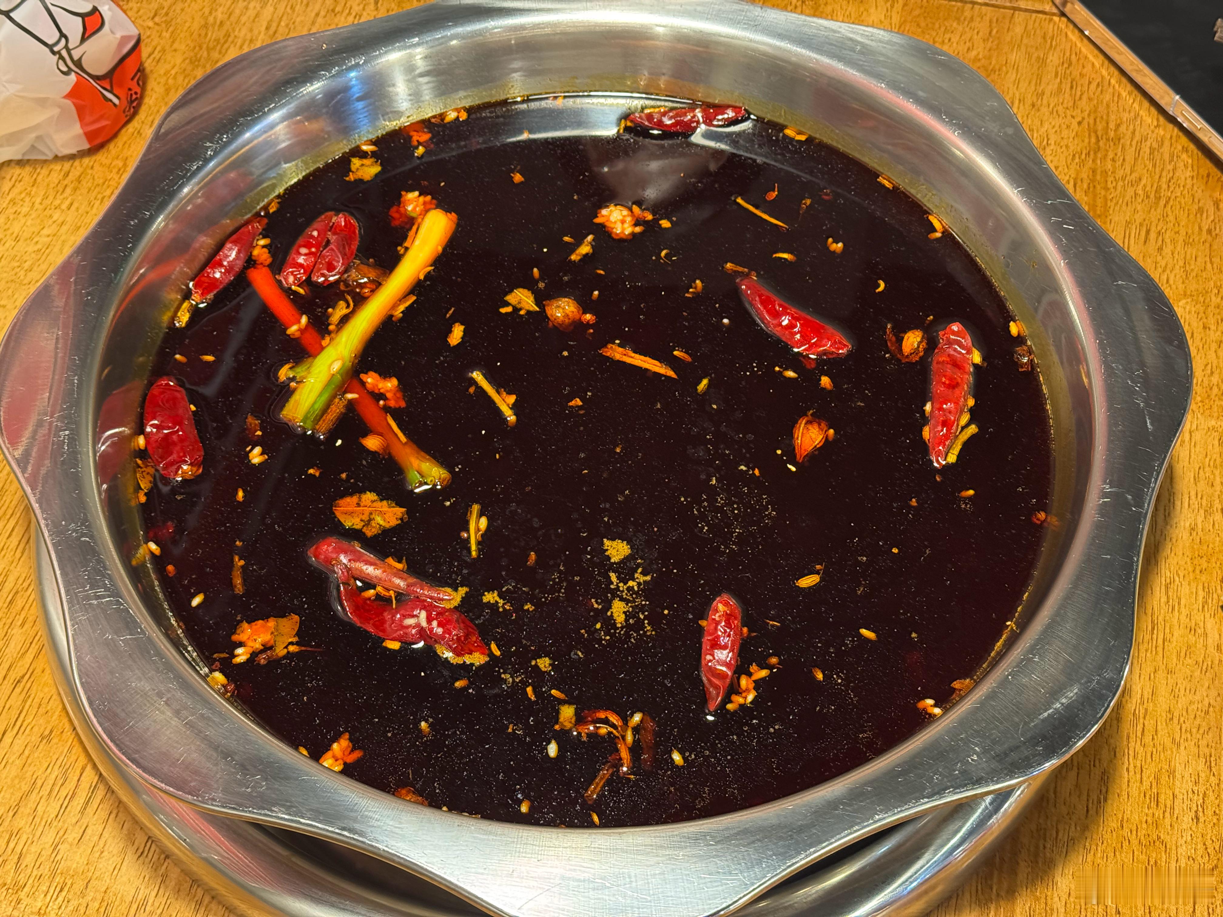 妈耶，这个锅底怎么看起来黑色的...感觉好辣