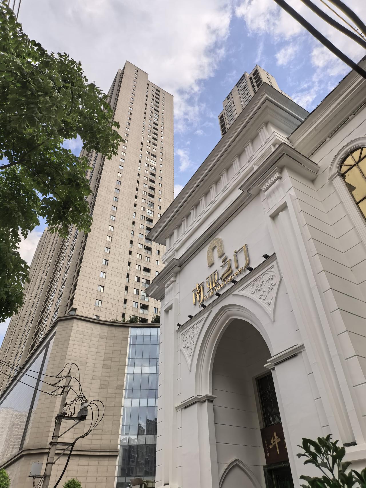 尚义公馆，昆明当时规划第一高楼南亚之门的配套住宅。整个项目规划三百多米高的塔楼