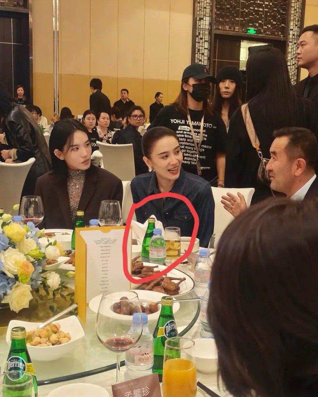 女明星私下喝的这个水是什么品牌？商店里没见过啊。​​​
