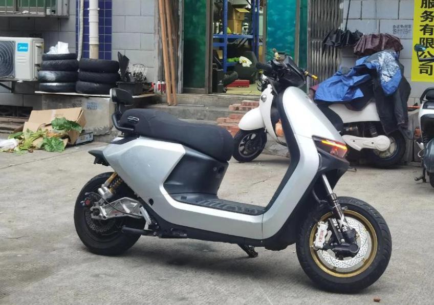 智能电动车和传统电动车，哪种续航更选？核心看电池配置，日常代步完全不用纠结，差别