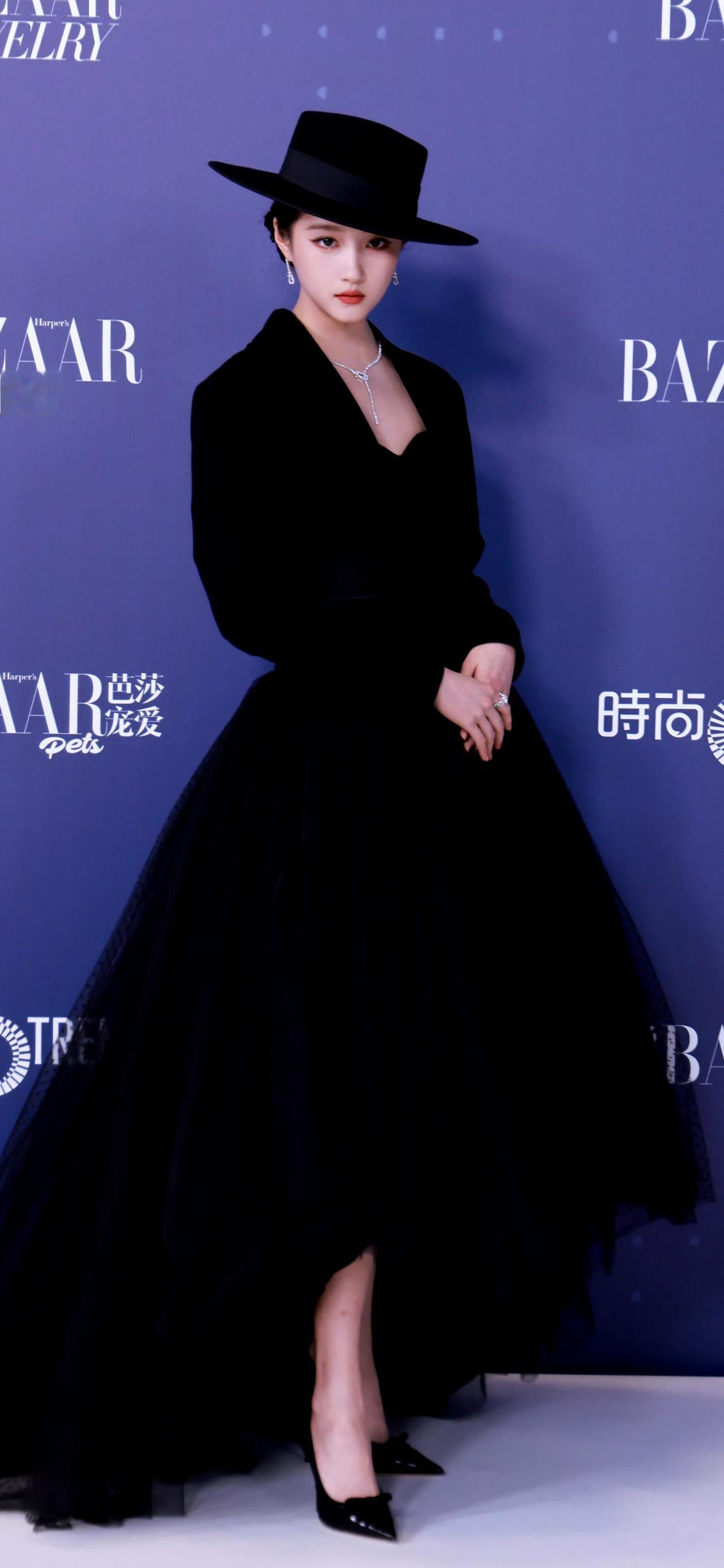 晒图笔记大赛关晓彤展现身材的打扮有哪些?高清全屏美图壁纸分享关晓彤关晓彤