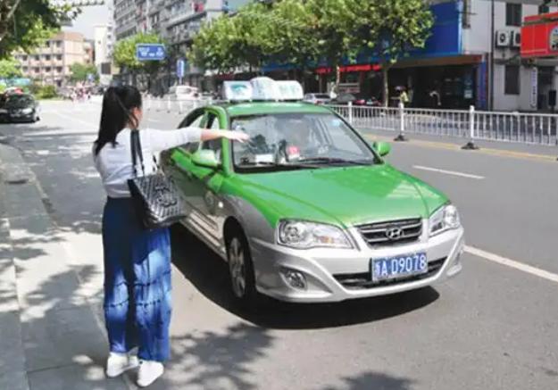 为什么人们现在宁愿等网约车，也不坐出租车？说白了，因为现在的出租车，已经彻底活成