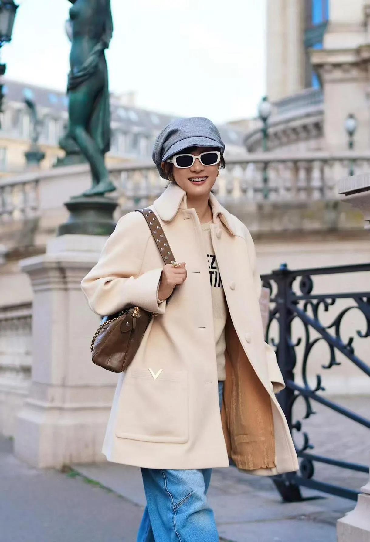 孙俪这波巴黎街拍，时髦度直接拉满！奶杏大衣+阔腿牛仔+报童帽，松弛又贵气，