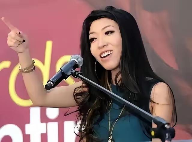 曲婉婷现在估计心里发慌。她怎么也不会想到，在海外生活这么多年，钱真的不够