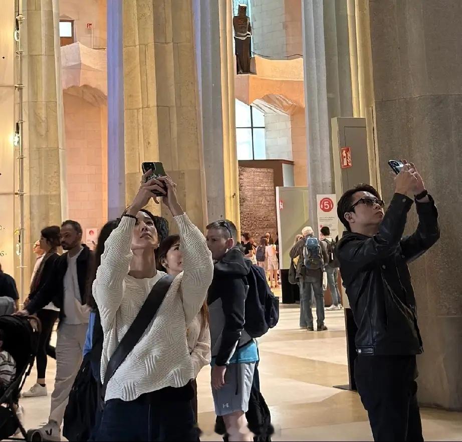 张钧甯和男友在西班牙度假，两人背影看着挺般配的，其男友是马来西亚籍导演柯汶利，电