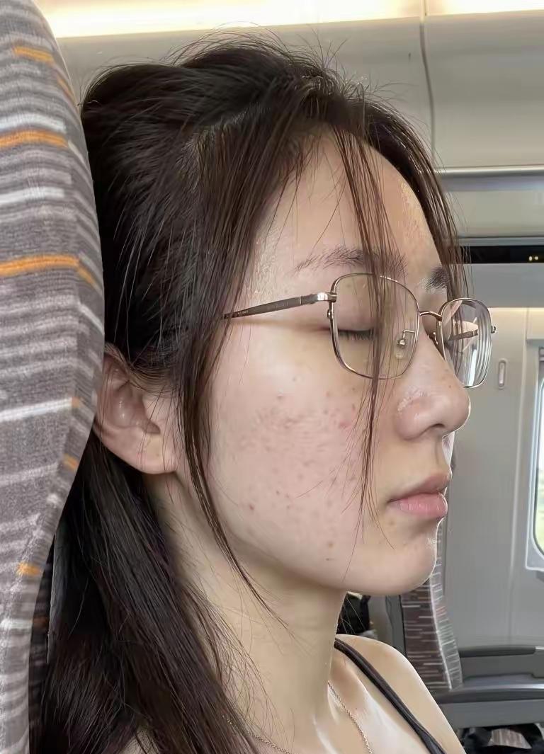 说真的，这种素颜的女生是不是很少见了，她自己或许觉得羞于见人，而我看来，这种女生
