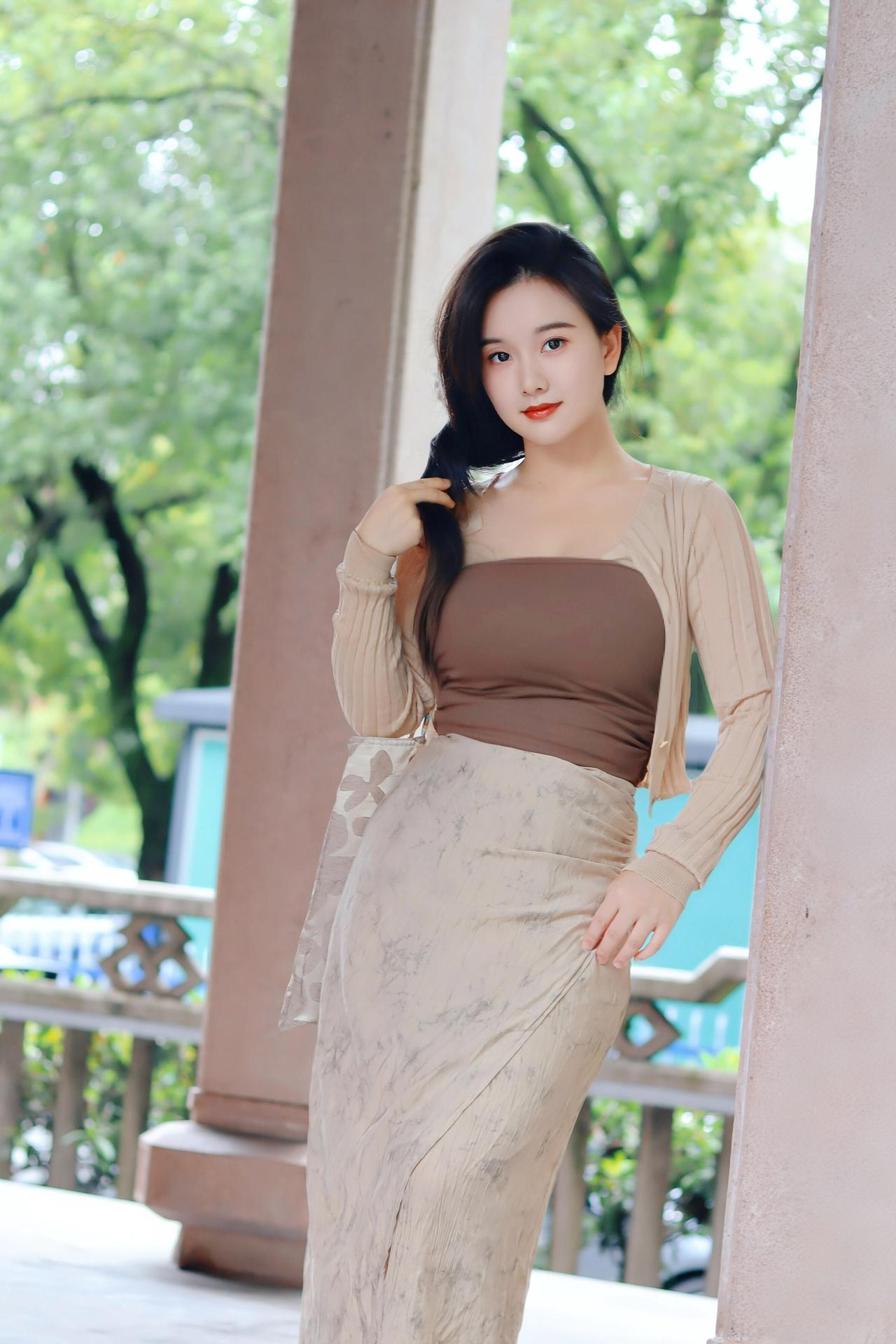 《秋庭行》原创诗词咖衫轻拢褐罗胸，素裙晕墨曳秋风。朱墙映影娇容俏，石栏