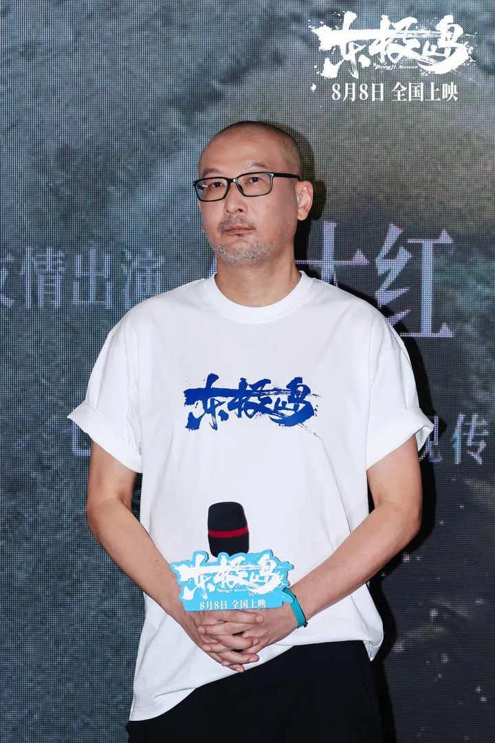 管虎被骂，确实有原因！电影《东极岛》被骂得出翔，不是电影整体结构不行，演员演