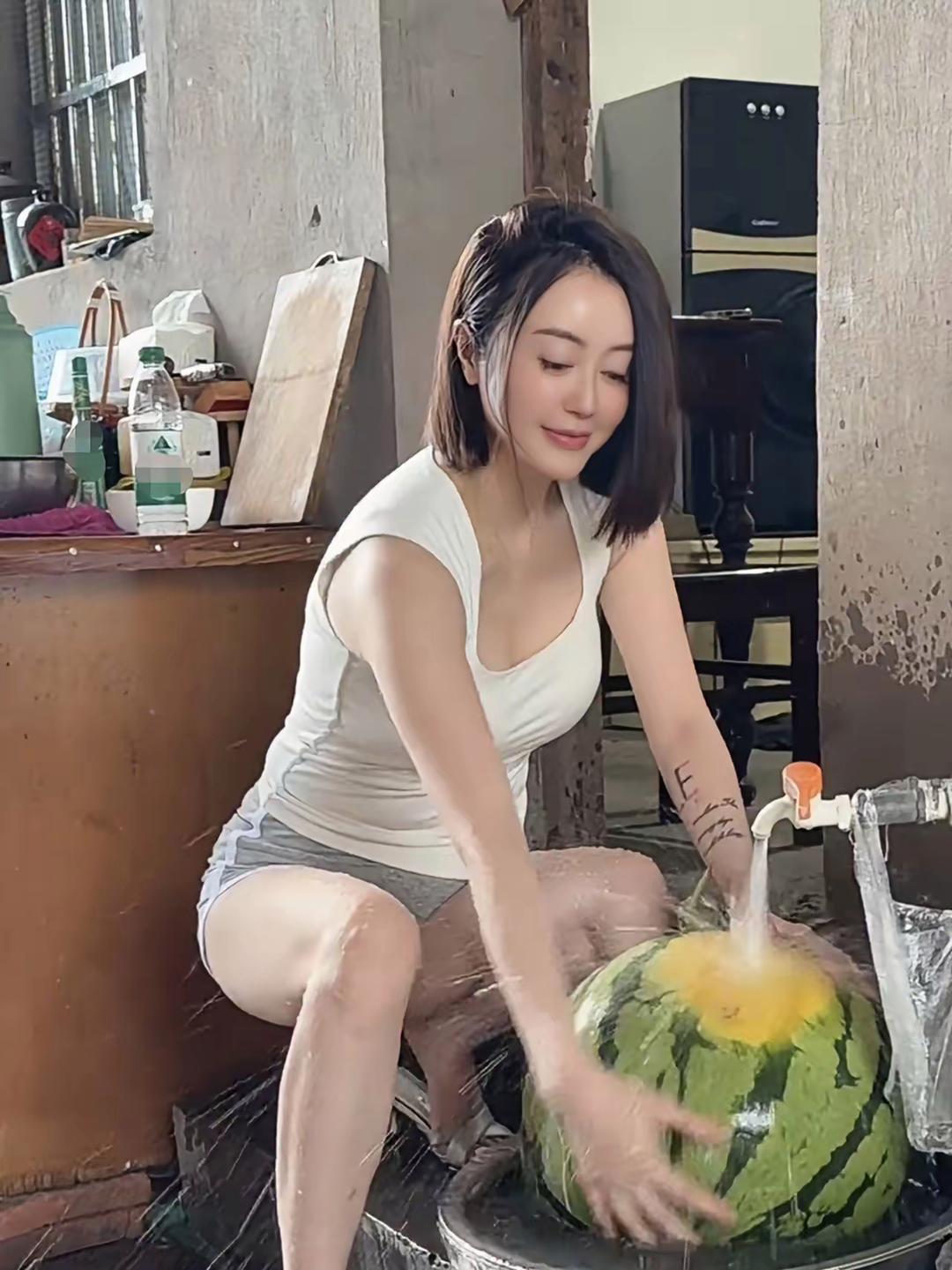 大西瓜已经洗干净啦，谁会来我家蹭西瓜吃？