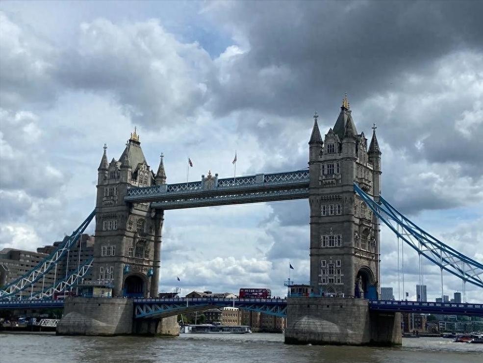 “日不落帝国”落日了，工厂跑路、国家破产，英国为啥越混越惨？2025年10月