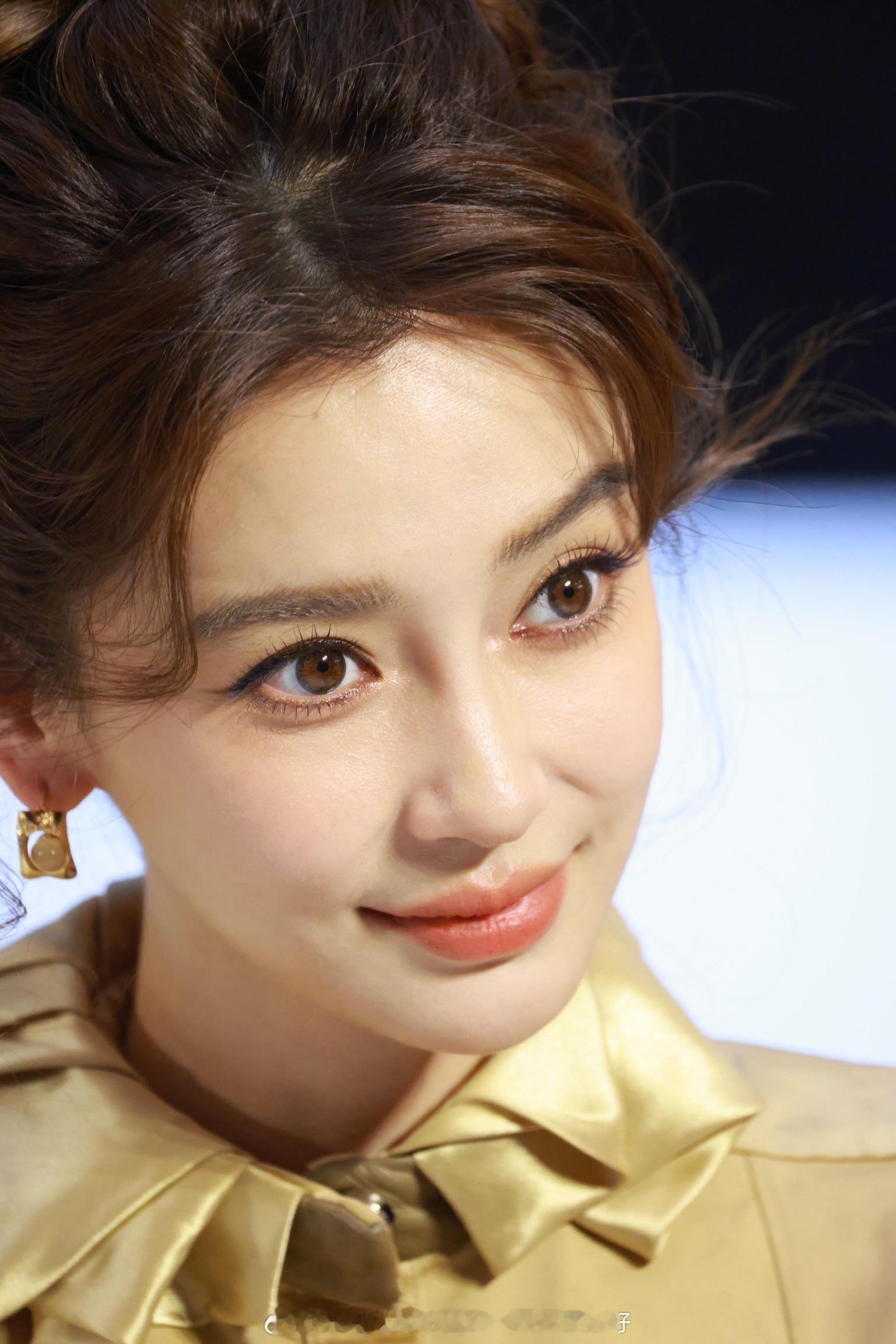 Angelababy昨日活动新闻生图Angelababy强忍眼泪​​​