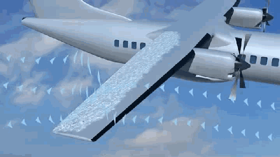 河北枣强天降巨冰，砸到一家工厂的露天场地中，其碎块的直径就有十多厘米厘米，落点周