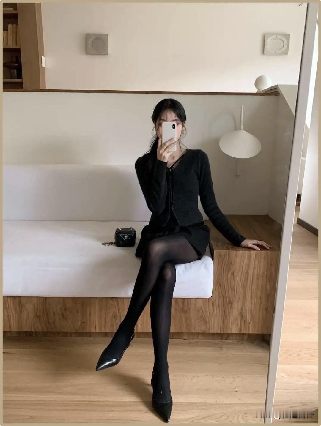 镜中人影，静坐思悠哉。