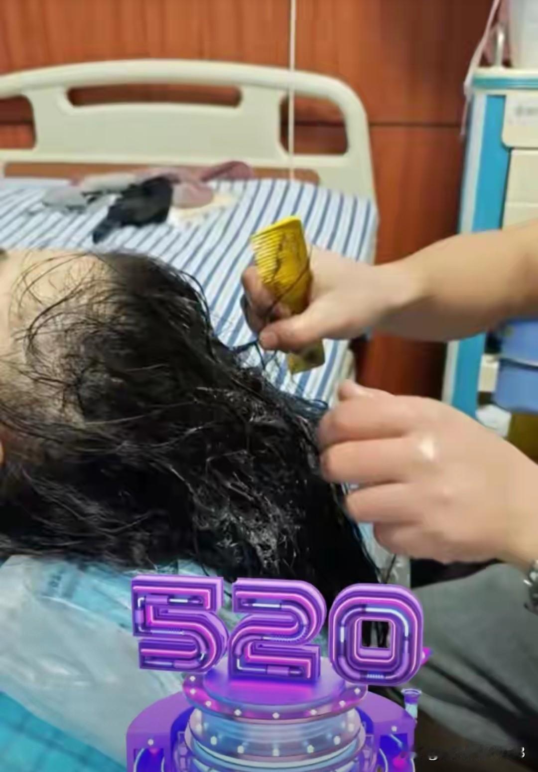 冷美人退赛之后开启第一场直播。不是直播带货，而是现场直播洗头发。