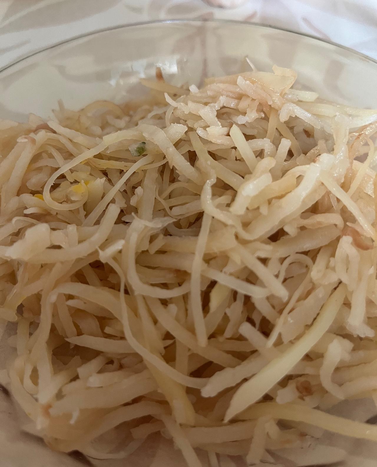 你想象中极简单的早饭是啥样？主食：土豆炒饼丝北爪二米粥。