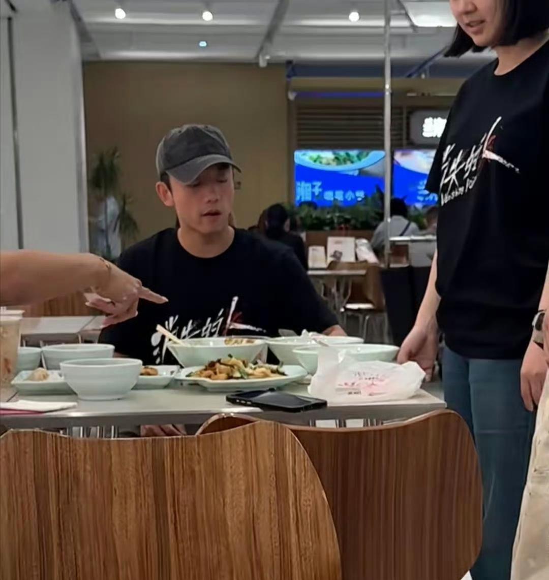 40岁的郑恺在武汉街边小馆吃饭被偶遇，生图状态太能打了！没有助理围堵，也没戴口罩