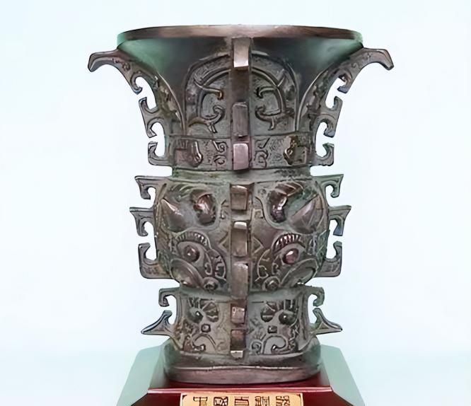 1965年，陕西宝鸡的某个专家去废品站逛游，忽然瞧见一个正要被丢到熔炉里融掉的青