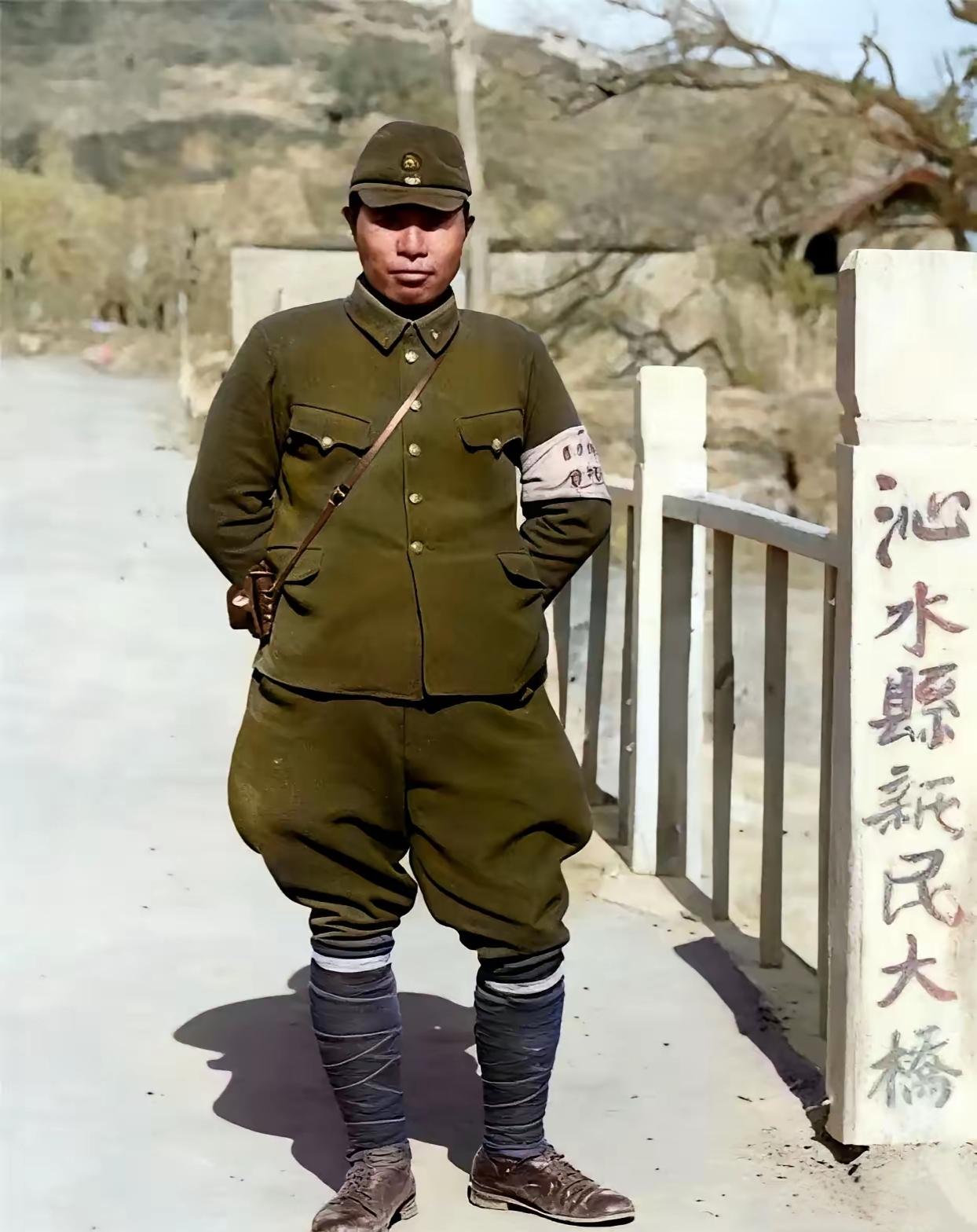 这不是演员饰演的，这是侵华日军的真实相貌！照片中这座桥，位于护城河上，是