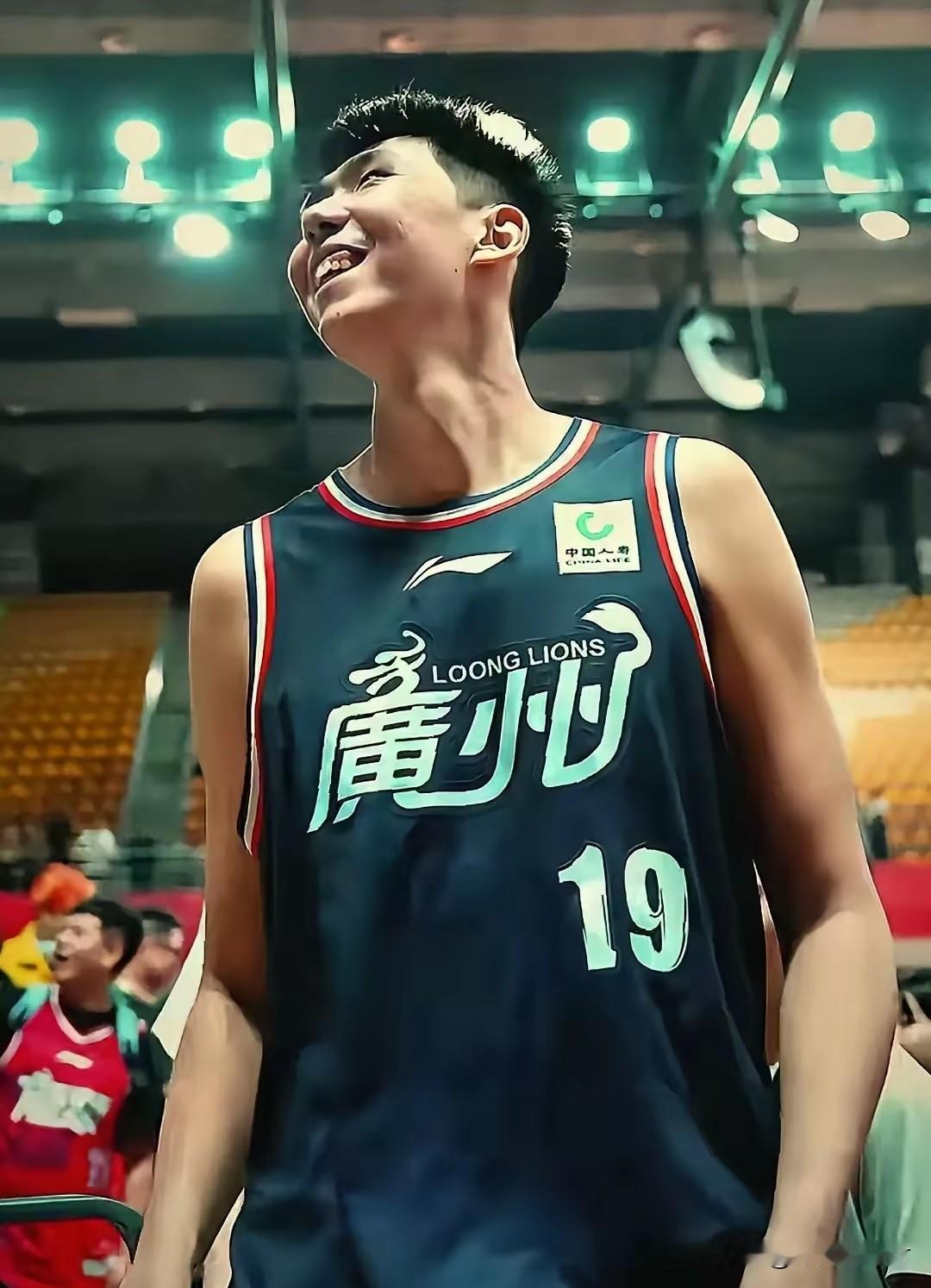 杜锋碰到对手！广州男篮晋级季后赛后，现场自家球迷对着徐昕大喊，要求后者务必在季