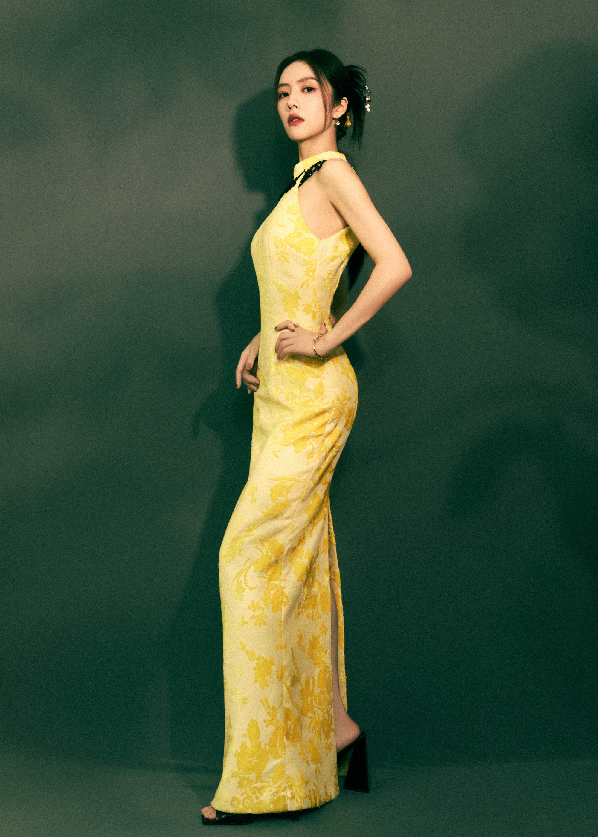 蔡文静明黄旗袍，曼妙婀娜​​​
