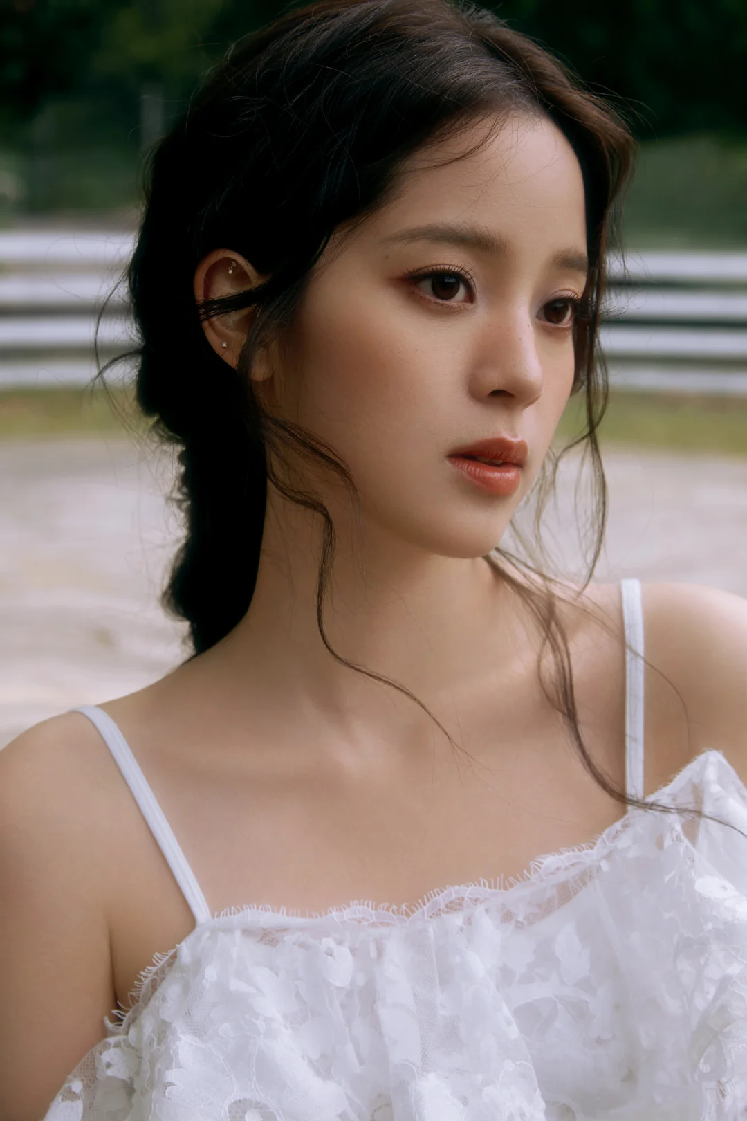 欧阳娜娜，白色蕾丝吊带裙穿搭，青春甜美真好看。