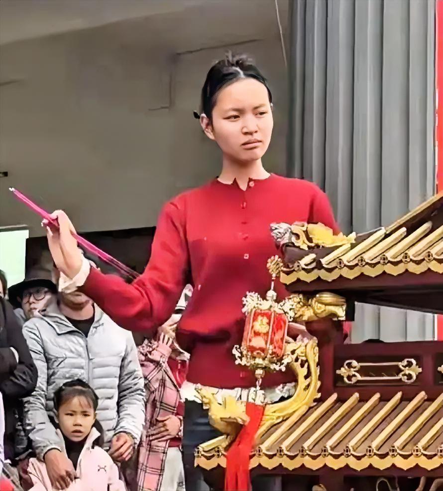 湛江妈祖巡游后续，看得我心里堵得慌。许老板硬挤走三代执事的女孩，嫌老规矩太慢