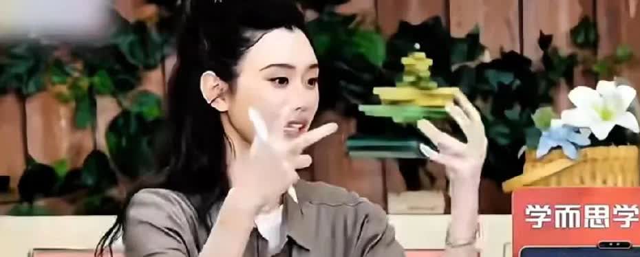 何猷君喜提儿子一巴掌奚梦瑶在节目里分享，说儿子两三岁的时候，何猷君出差太