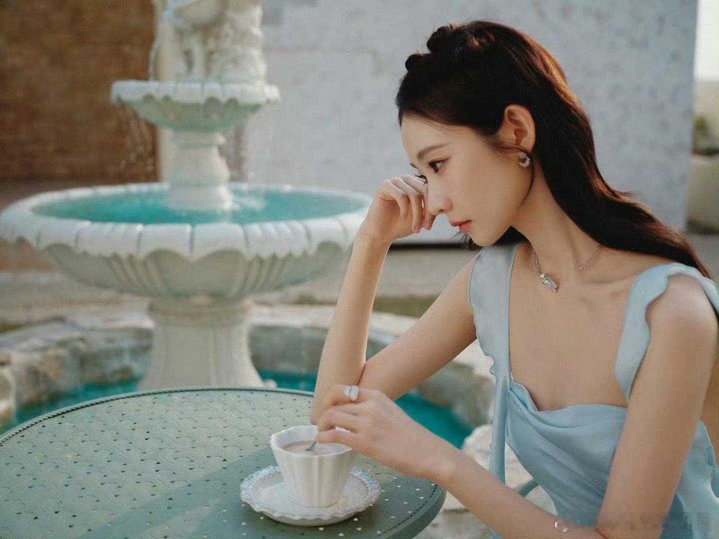 不知道张艺凡的身材很曼妙张艺凡的身材简直是老天爷赏饭吃！蓝色裙装的波浪裙带设