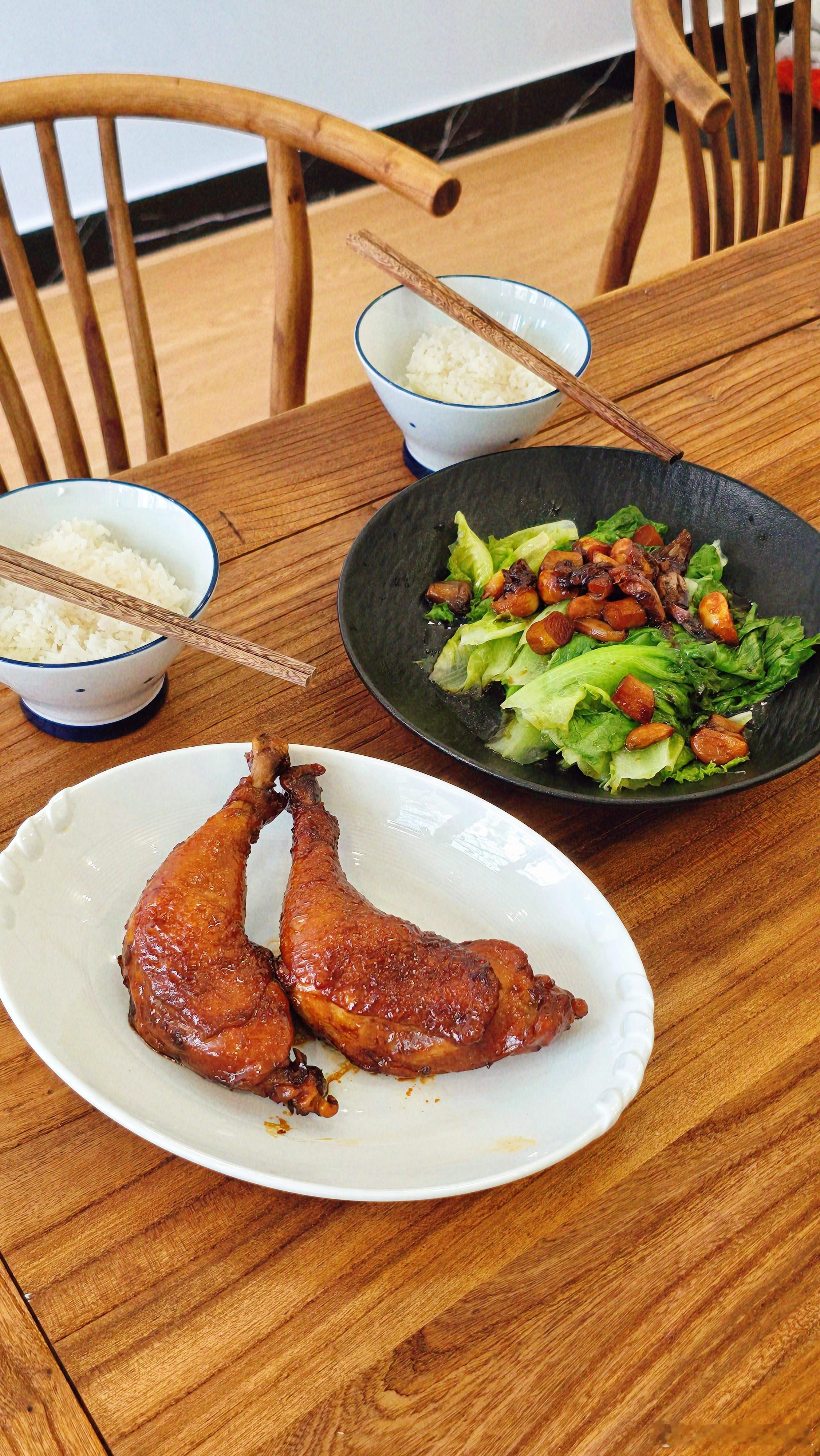 广东俩公婆的午餐，一人一个鸡腿，简简单单，好好吃饭